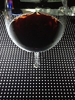 Byzance  - Verre de vin sur bar en béton translucide